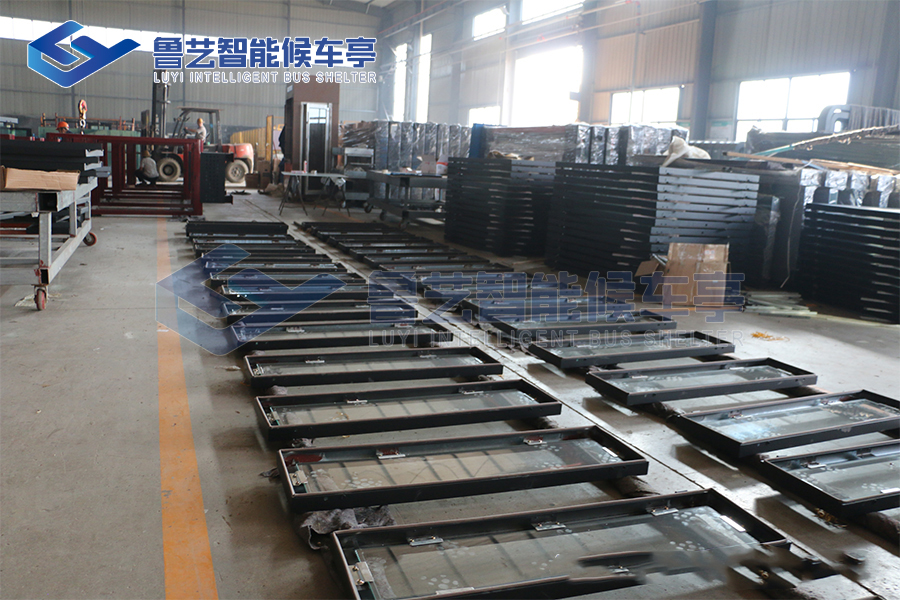 魯藝站臺(tái)廠家正加緊生產(chǎn)客戶訂購(gòu)的公交站臺(tái)保障按時(shí)交付