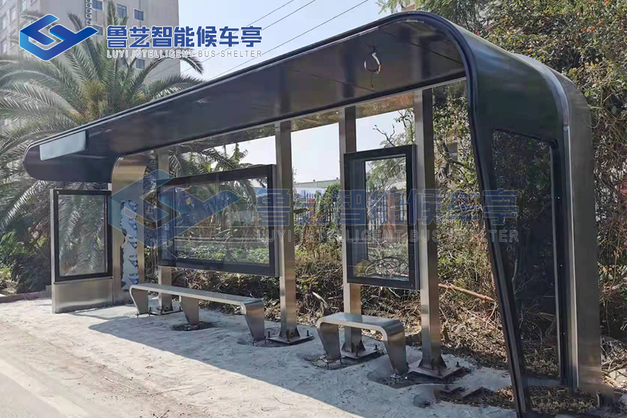 廈門智能公交站臺(tái)生產(chǎn)完畢產(chǎn)品運(yùn)送現(xiàn)場安裝