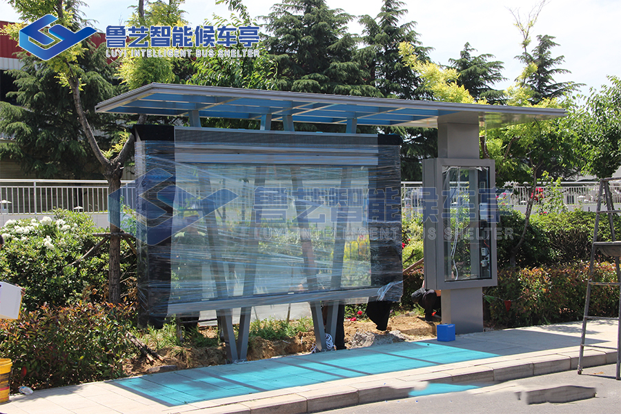 青島定制款太陽能候車亭安裝現(xiàn)場反饋