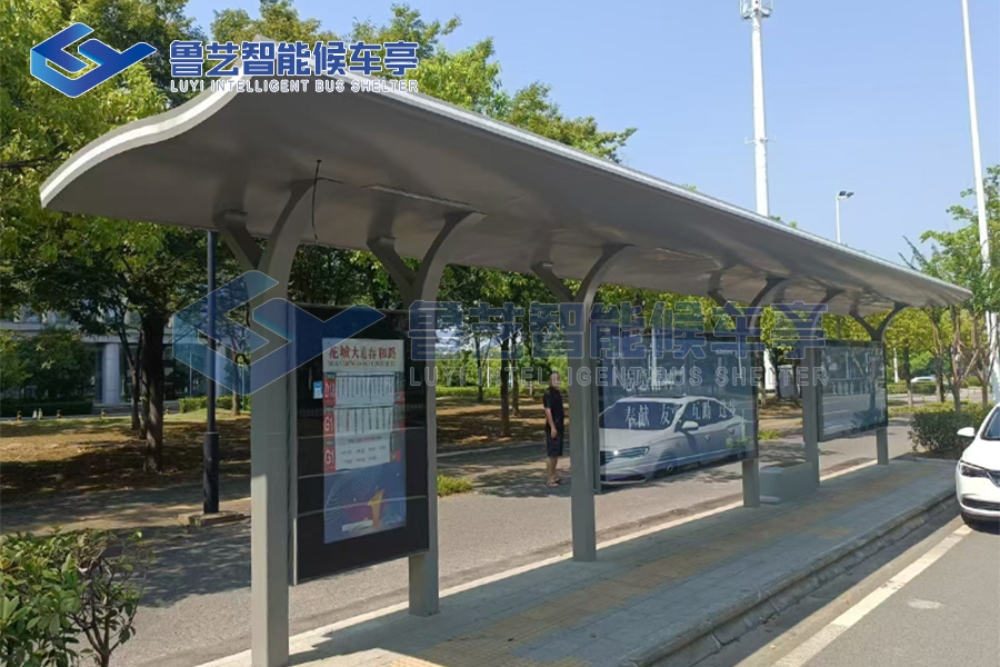 湖北某市全新公交候車亭投用，流線造型盡顯城市風(fēng)采